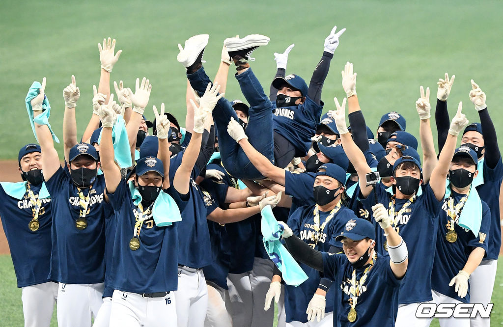 24일 한국시리즈 6차전 통합 우승을 달성한 NC 김택진 구단주가 선수들에게 헹가래를 받고 있다. / jpnews@osen.co.kr