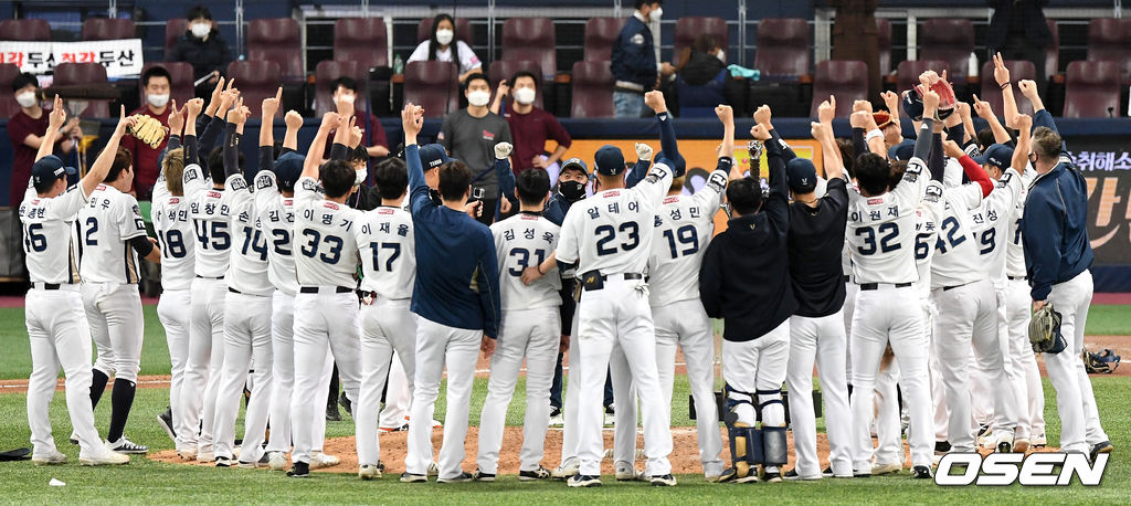 24일 한국시리즈 6차전에서 그라운드를 방문한 NC 김택진 구단주가 자사 게임 속 대표 검을 본떠 만든 트로피를 선보이며 선수들과 환호하고 있다. / dreamer@osen.co.kr
