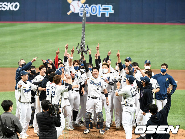 NC가 우승을 차지하며 리니지 게임의 집행검을 들고 세리머니를 하고 있다. /jpnews@osen.co.kr