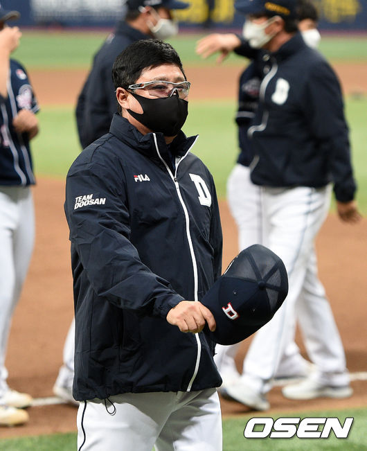 NC 다이노스가 창단 첫 한국시리즈 우승을 차지했다. 경기 종료 후 두산 김태형 감독이 관중석을 향해 인사를 하고 있다./sunday@osen.co.kr