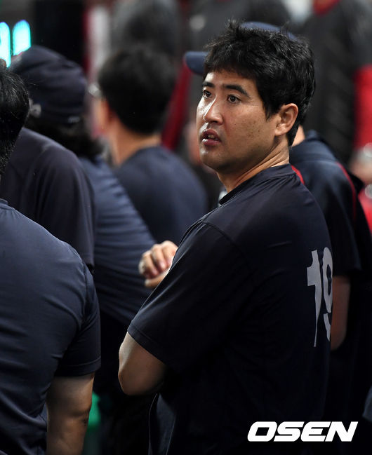 롯데 선발로 나선 장원삼이 그라운드에 내리는 비를 바라보고 있다. / dreamer@osen.co.kr