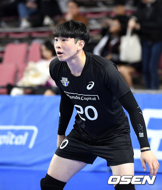 현대캐피탈에서 뛰던 리베로 구자혁이 FA로 나온 뒤 삼성화재 소속이 됐다.