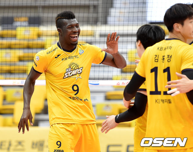 25일 오후 경기도 의정부실내체육관에서 ‘도드람 2020-2021 V-리그’ KB손해보험과 삼성화재의 경기가 열렸다.4세트 KB손해보험 케이타가 세트스코어 2-2 동점을 만들며 기뻐하고 있다. /cej@osen.co.kr