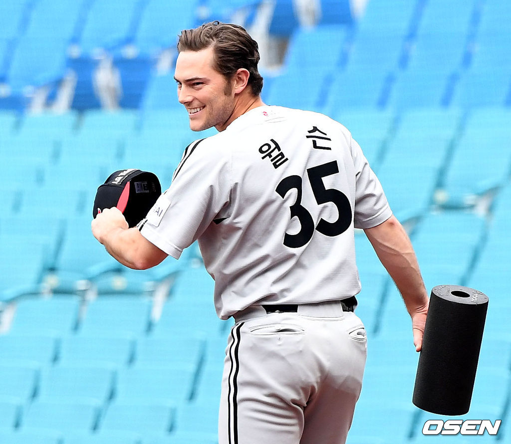 9일 오후 대구삼성라이온즈파크에서 열리는 '2018 신한은행 MY CAR KBO리그' 삼성 라이온즈와 LG 트윈스의 경기를 앞두고, 선발투수로 예정된 LG 투수 윌슨이 훈련을 위해 그라운드를 들어서며 삼성 선수들을 향해 인사하고 있다. /dreamer@osen.co.kr