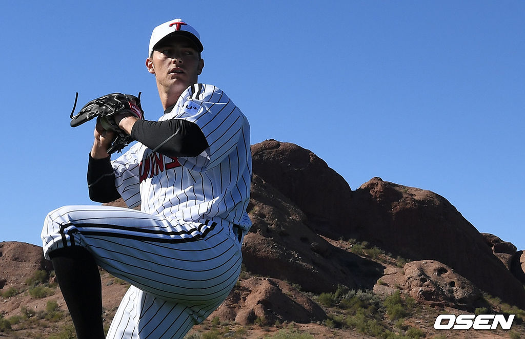 9일(한국시간) 미국 애리조나 파파고 스포츠 콤플렉스에 스프링캠프를 차린 LG트윈스, 타일러 윌슨이 롱토스를 하고 있다. /jpnews@osen.co.kr