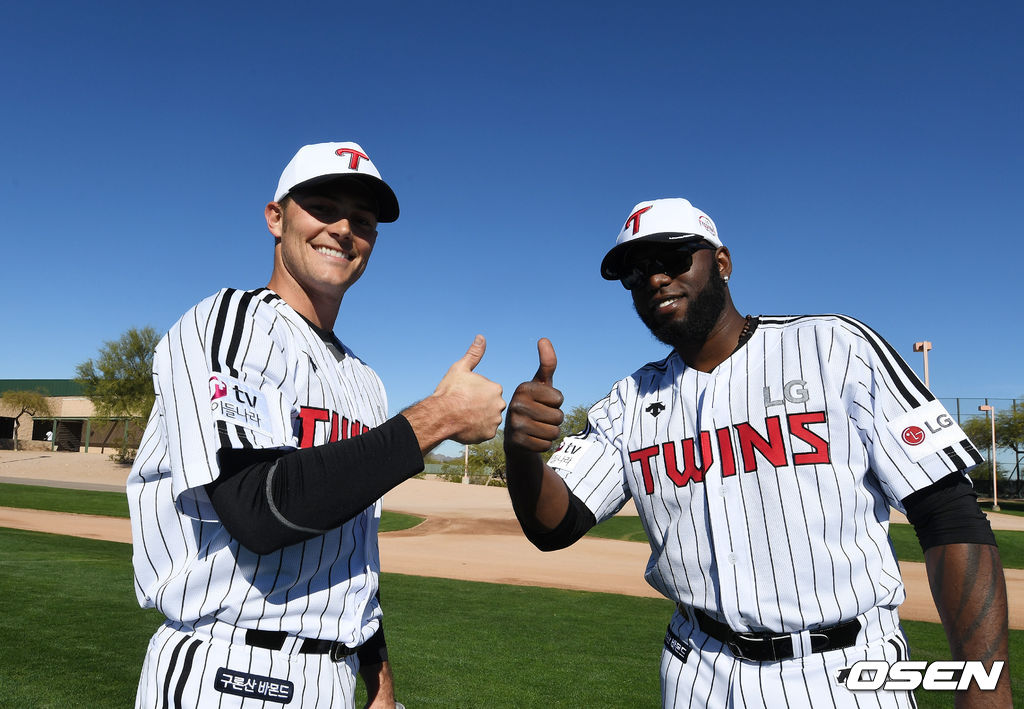 9일(한국시간) 미국 애리조나 파파고 스포츠 콤플렉스에 스프링캠프를 차린 LG트윈스, 타일러 윌슨과 헨리 소사가 포즈를 취하고 있다. /jpnews@osen.co.kr