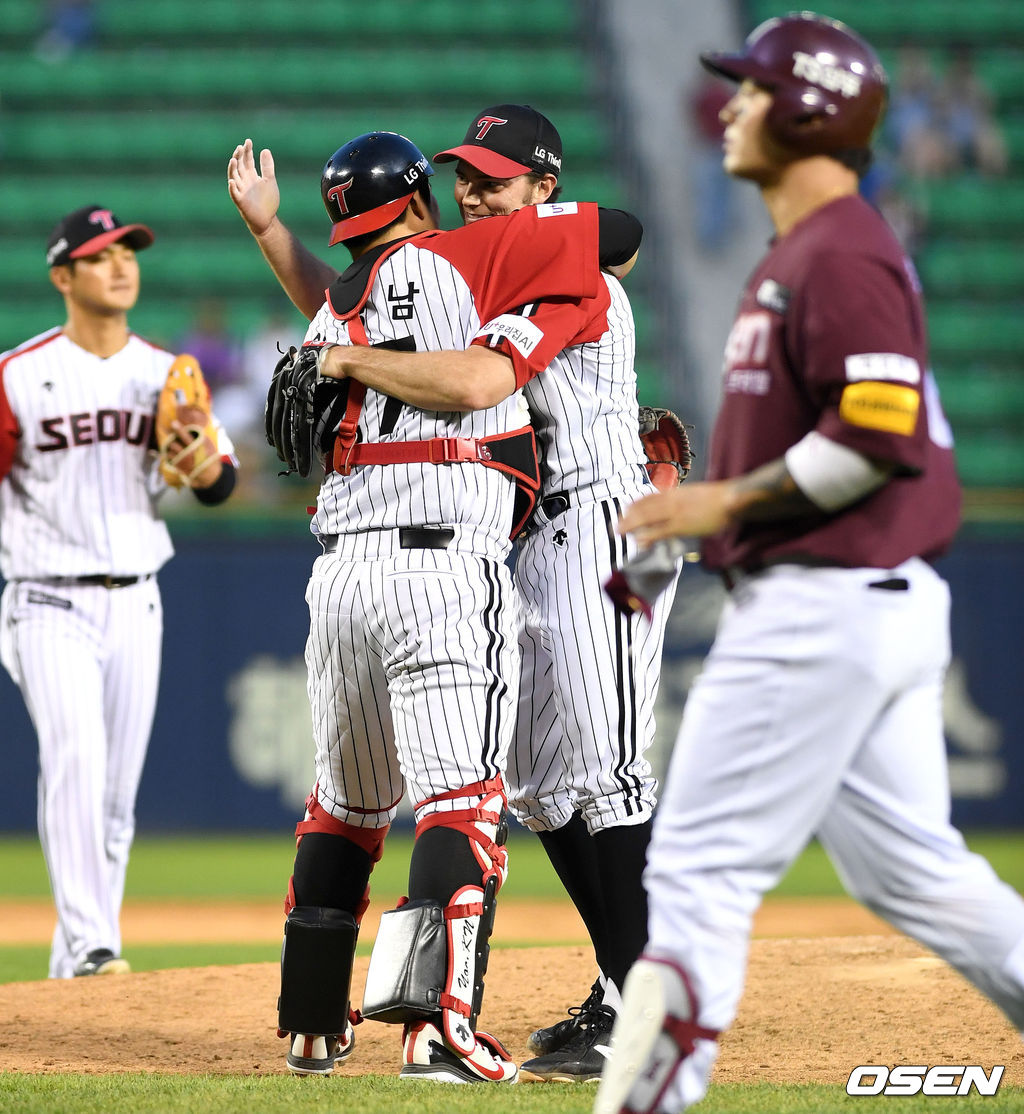 완봉승을 거둔 LG 선발투수 윌슨과 포수 유강남이 포옹하며 기뻐하고 있다. /dreamer@osen.co.kr