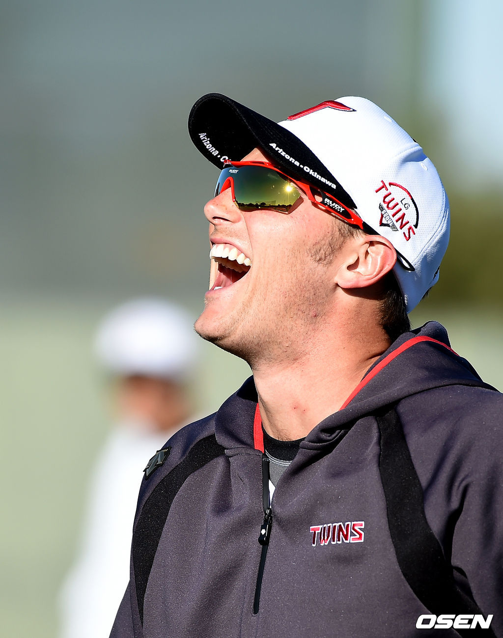 9일(한국시간) 미국 애리조나 파파고 스포츠 콤플렉스에 스프링캠프를 차린 LG트윈스, 타일러 윌슨이 스트레칭을 하며 미소짓고 있다. /jpnews@osen.co.kr