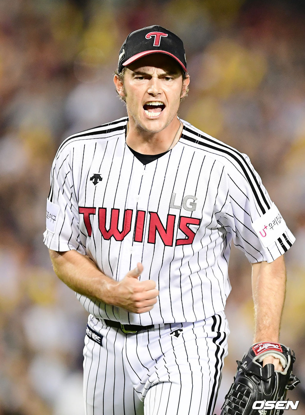 15일 오후 서울 잠실구장에서 열린 '2018 신한은행 MY CAR KBO 리그' LG 트윈스와 KIA 타이거즈의 경기, 7회초 2사 주자 1,2루 KIA 나지완 타석에서 삼진을 잡아낸 LG 선발 윌슨이 기뻐하고 있다./ rumi@osen.co.kr