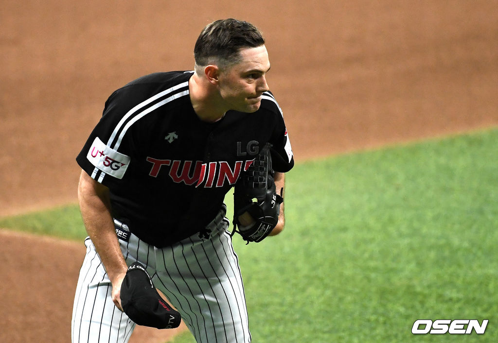 21일 오후 서울 고척스카이돔에서 ‘2020 신한은행 SOL KBO리그’ 키움 히어로즈와 LG 트윈스의 경기가 열렸다.8회말 2사 1, 2루 상황 LG 선발 윌슨이 마운드를 내려가며 주심에게 모자를 벗어 인사하고 있다. / dreamer@osen.co.kr