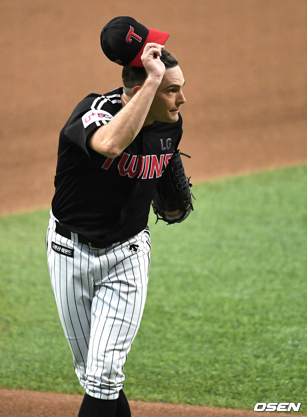 21일 오후 서울 고척스카이돔에서 ‘2020 신한은행 SOL KBO리그’ 키움 히어로즈와 LG 트윈스의 경기가 열렸다.8회말 2사 1, 2루 상황 LG 선발 윌슨이 마운드를 내려가며 주심에게 모자를 벗어 인사하고 있다. / dreamer@osen.co.kr
