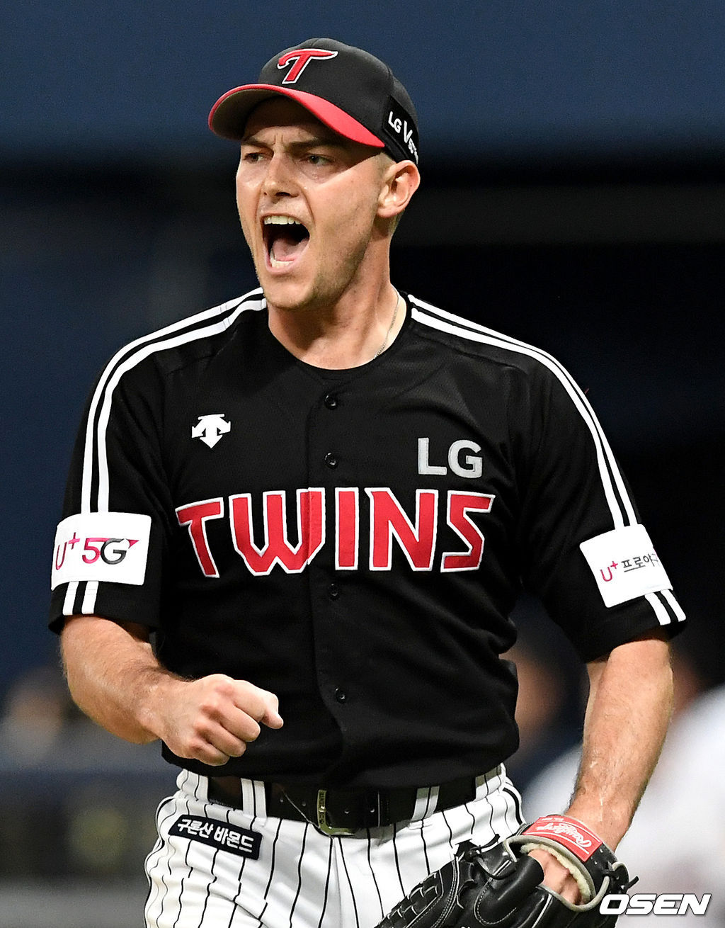 5회말 2사 2루 상황 키움 이지영의 내야 땅볼 때 LG 선발 윌슨이 야수들의 수비에 포효하고 있다. /dreamer@osen.co.kr