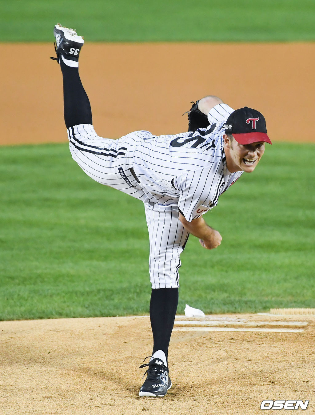 17일 오후 서울 잠실구장에서 KBO리그 LG 트윈스와 롯데 자이언츠의 경기가 진행됐다.1회초 LG 선발투수 윌슨이 역투하고 있다./   soul1014@osen.co.kr