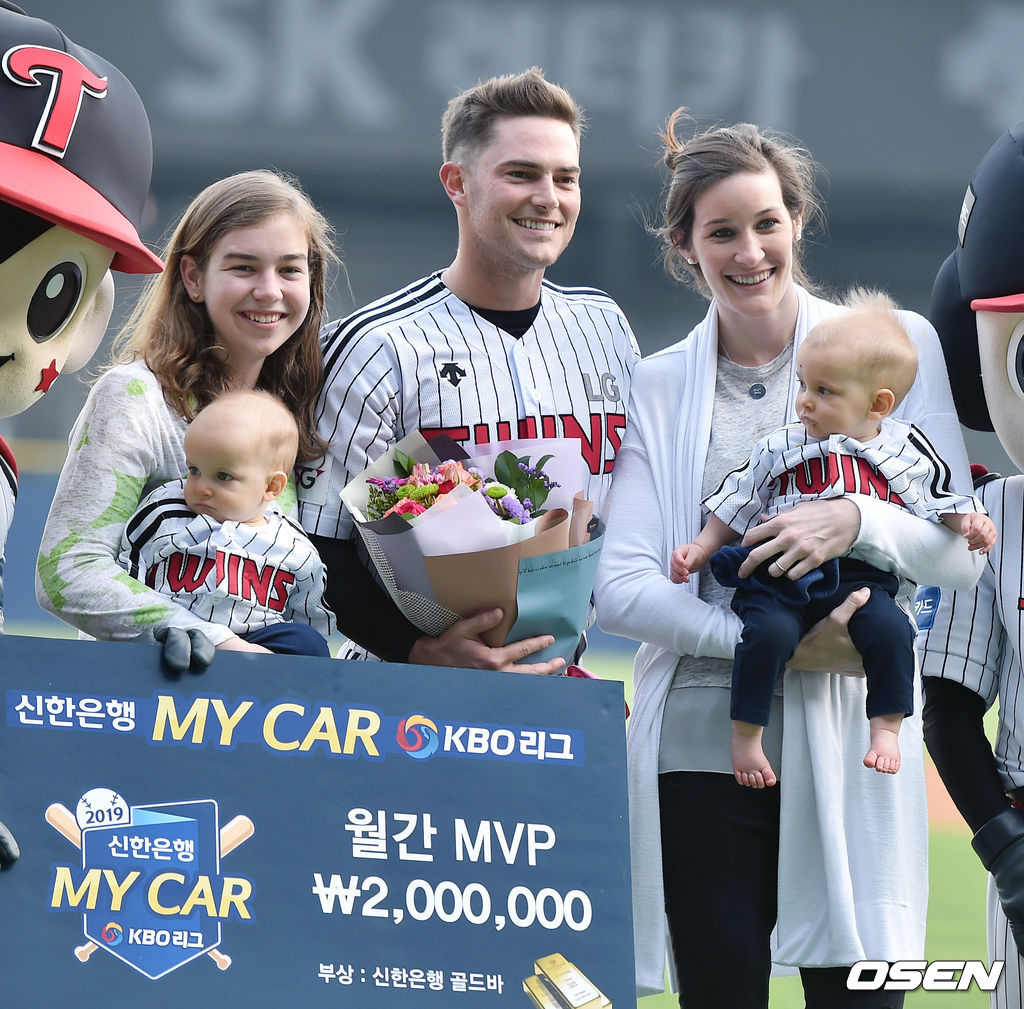 올해 신설된 ‘신한 MY CAR 월간 투수상’ 첫 주인공 LG 윌슨이 가족들과 포토타임을 갖고 있다  /OSEN DB.