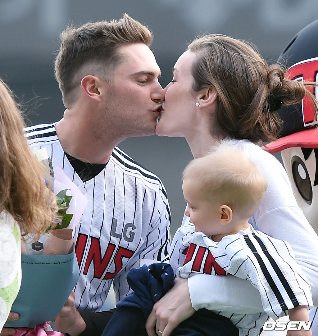 올해 신설된 ‘신한 MY CAR 월간 투수상’ 첫 주인공 LG 윌슨이 아내와 뽀뽀를 하고 있다.  /OSEN DB.