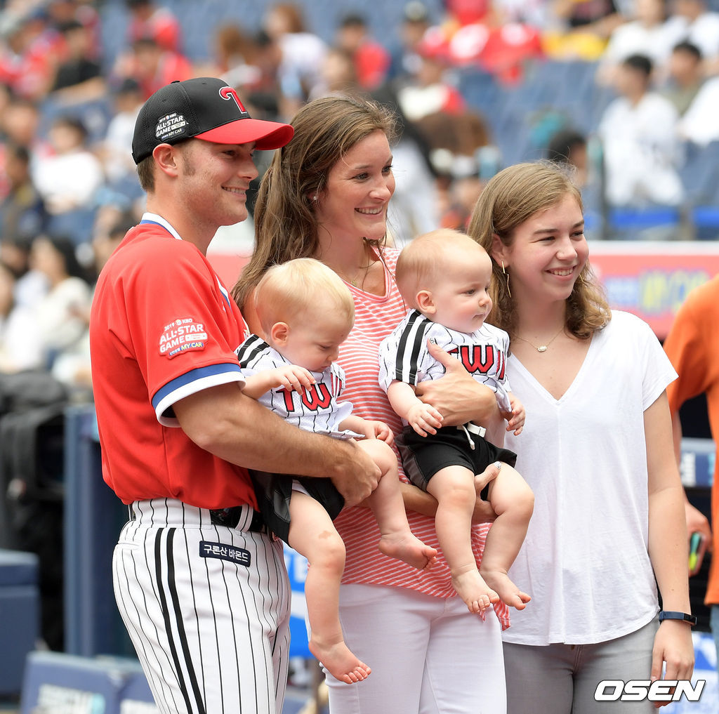 21일 오후 경남 창원NC파크에서 ‘프로야구 2019 MY CAR KBO 올스타전’이 열렸다.나눔올스타 윌슨이 가족들과 기념촬영을 하고 있다. /sunday@osen.co.kr