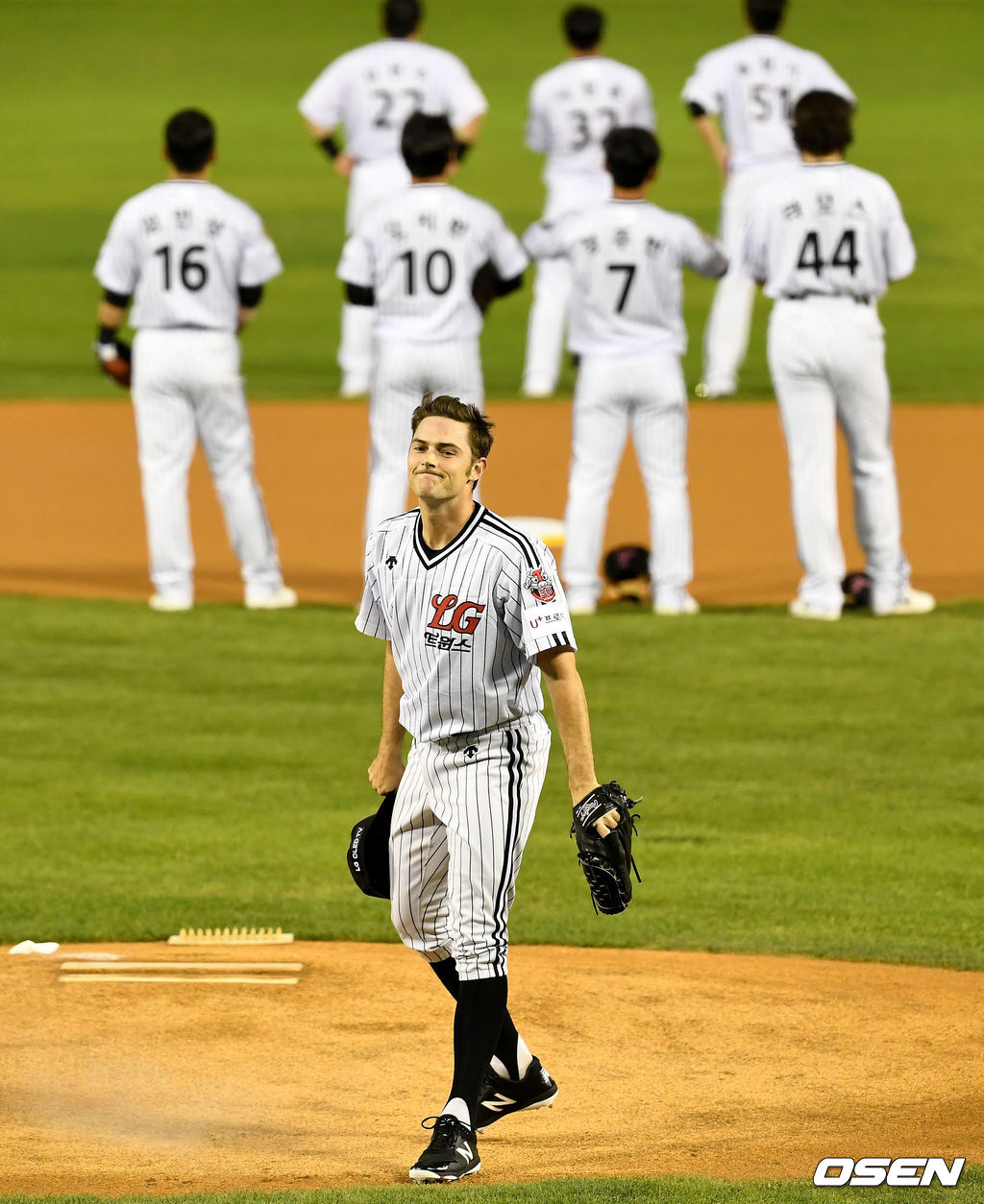 29일 오후 서울 잠실야구장에서 ‘2020 신한은행 SOL KBO리그’ LG 트윈스와 롯데 자이언츠의 경기가 열렸다.클래식 유니폼을 입은 LG 선발 윌슨이 마운드에 오르고 있다. / dreamer@osen.co.kr