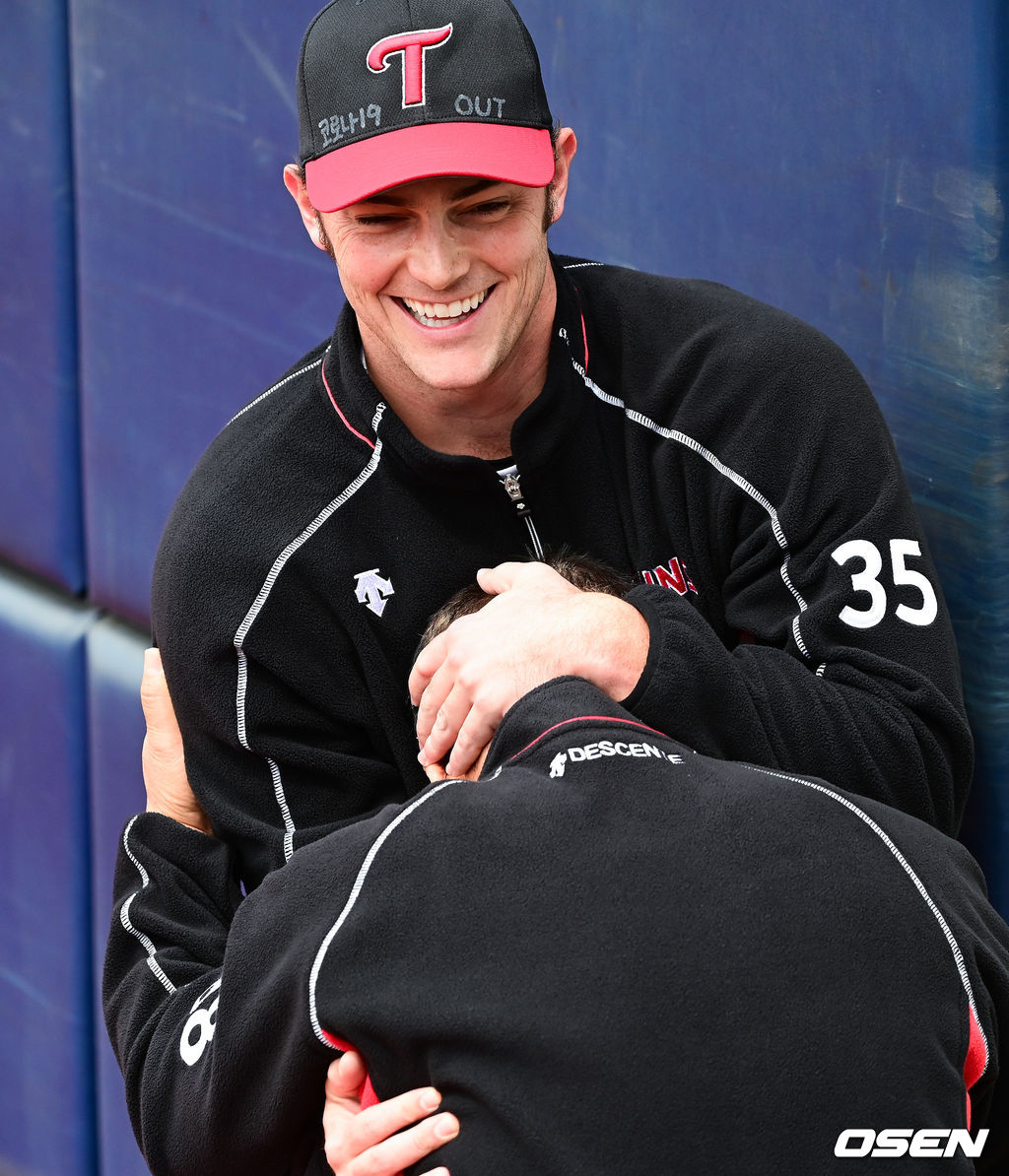 윌슨이 김용일 코치와 장난을 치고 있다.  /  soul1014@osen.co.kr