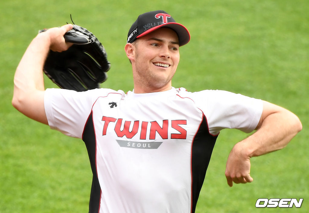 경기를 앞두고 LG 외국인투수 윌슨이 훈련을 하고 있다. / dreamer@osen.co.kr