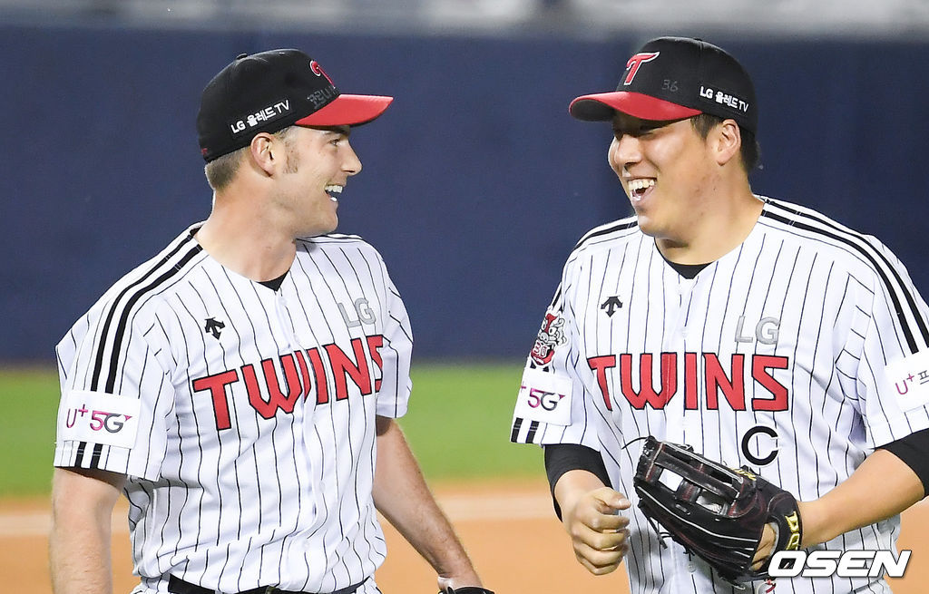 6회초 이닝종료후 호수비 펼친 김현수와 윌슨이 하이파이브를 하고 있다. / soul1014@osen.co.kr