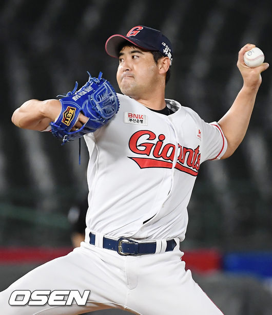 27일 오후 부산 사직구장에서 ‘2020 신한은행 SOL KBO리그’ 롯데 자이언츠와 키움 히어로즈의 경기가 열렸다.9회초 마운드에 오른 롯데 장원삼이 힘차게 공을 뿌리고 있다. /rumi@osen.co.kr