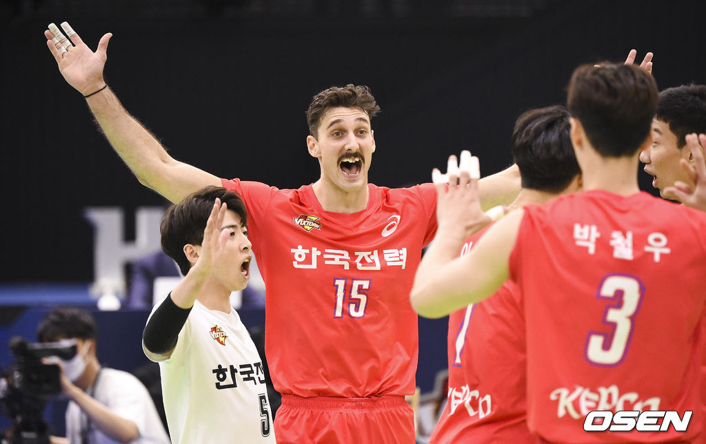 2세트 한국전력 러셀이 득점 후 동료들과 기뻐하고 있다. / soul1014@osen.co.kr