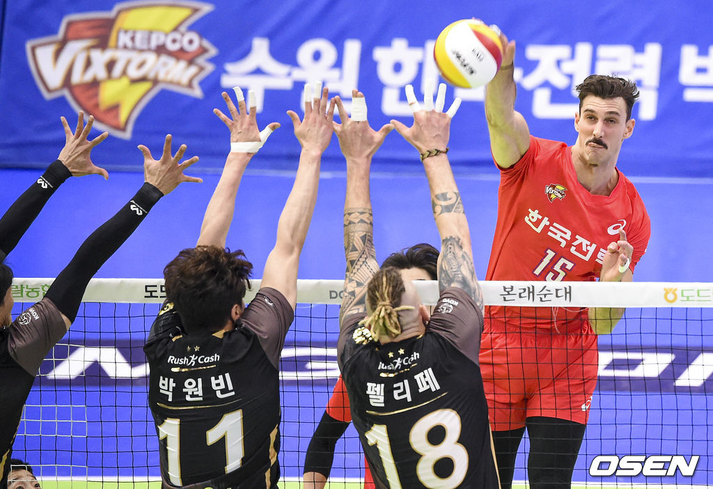 한국전력이 트레이드 이후 4연승을 질주했다.한국전력은 26일 수원실내체육관에서 열린 ‘도드람 2020-2021 V-리그’ 2라운드 OK금융그룹과의 홈경기에서 세트스코어 3-0(25-22, 25-22, 25-22) 셧아웃 승리를 따냈다.4연승을 내달린 한국전력은 승점 3점을 따내고 승점 13점으로 리그 4위까지 도약했다. OK금융그룹은 2연승을 마감했다. 1세트 한국전력 러셀이 강타를 날리고 있다./ soul1014@osen.co.kr