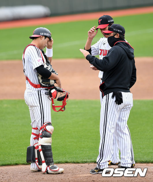 이천 LG챔피언스파크에서 ‘2020 퓨처스리그’ LG 트윈스와 SK 와이번스의 경기가 열렸다. 2회초 1사 만루에서 마운드를 방문한 LG 경헌호 코치가 포수 김재성, 투수 이상영과 이야기를 나누고 있다./ sunday@osen.co.kr