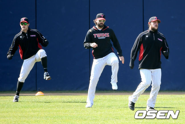 잠실야구장에서 LG 트윈스가 훈련을 진행했다. LG  윌슨, 켈리, 라모스가 훈련을 하고 있다. /cej@osen.co.kr