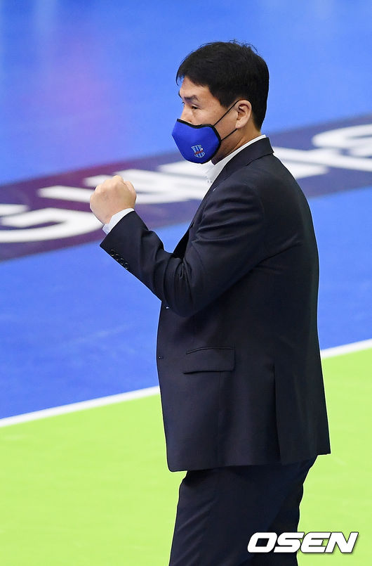 4세트 IBK기업은행 김우재 감독이 주먹을 불끈 쥐고 있다./ rumi@osen.co.kr