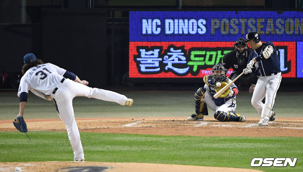 2016 한국시리즈 4차전, 두산 양의지가 솔로 홈런을 때리고 있다. / youngrae@osen.co.kr
