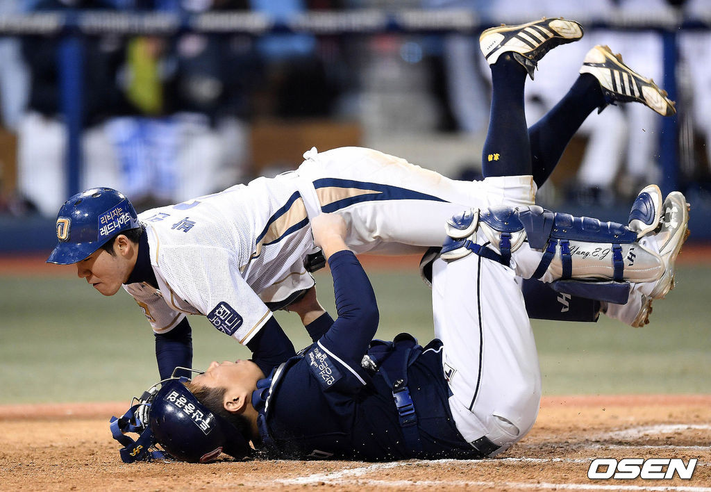 2016 한국시리즈 4차전에서 두산 양의지가 홈으로 쇄도한 NC 박민우와 충돌하고 있다. /sunday@osen.co.kr