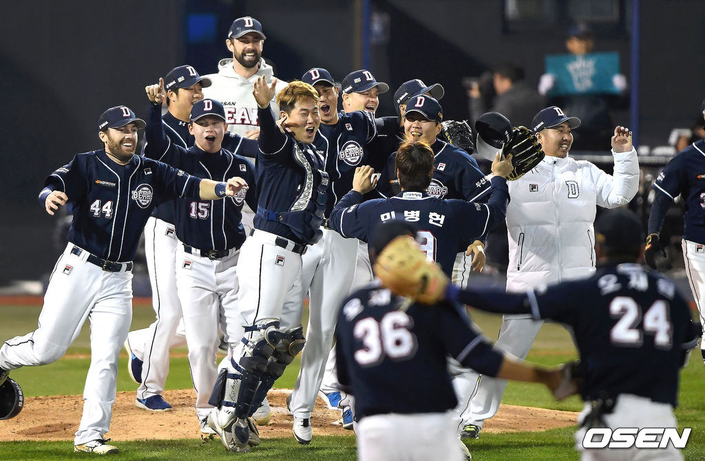 두산 선수들이 2016 한국시리즈 우승을 차지하며 기뻐하고 있다. / youngrae@osen.co.kr