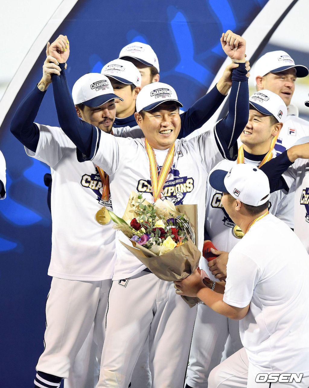 2016 한국시리즈에서 두산 양의지가 MVP로 호명되며 동료선수들의 축하를 받고 있다./ jpnews@osen.co.kr