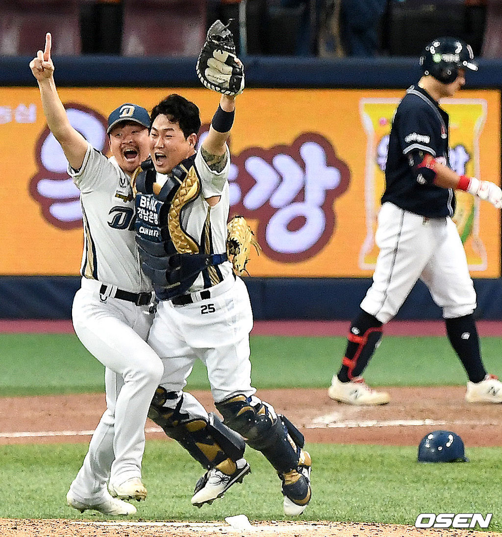 NC 원종현과 양의지가 우승을 확정 지으며 기뻐하고 있다. / dreamer@osen.co.k