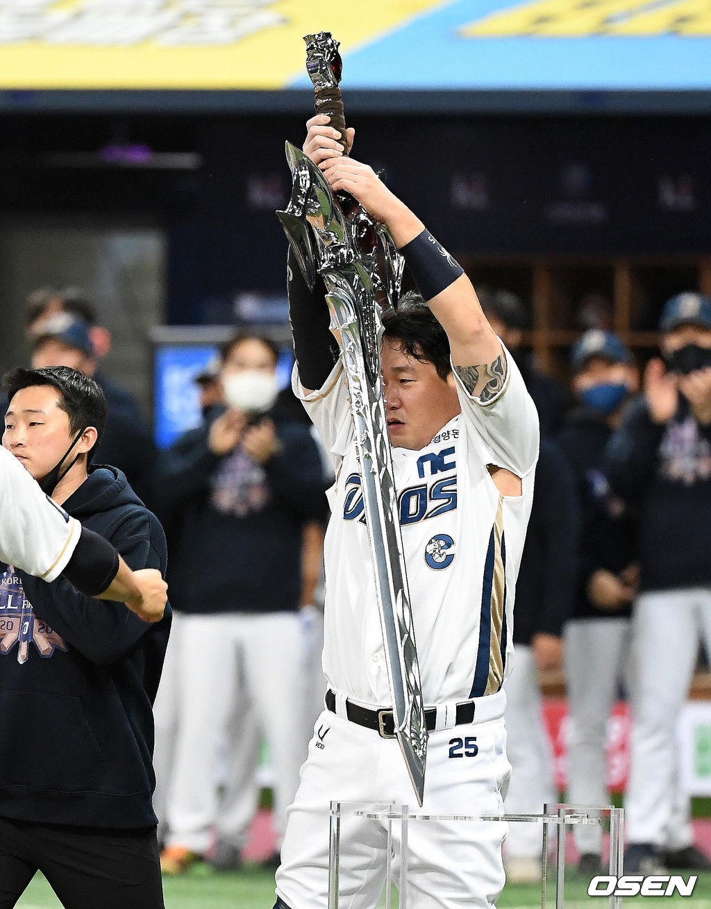 우승을 확정지은 NC 양의지가 검을 뽑는 세리머니를 펼치고 있다./sunday@osen.co.kr