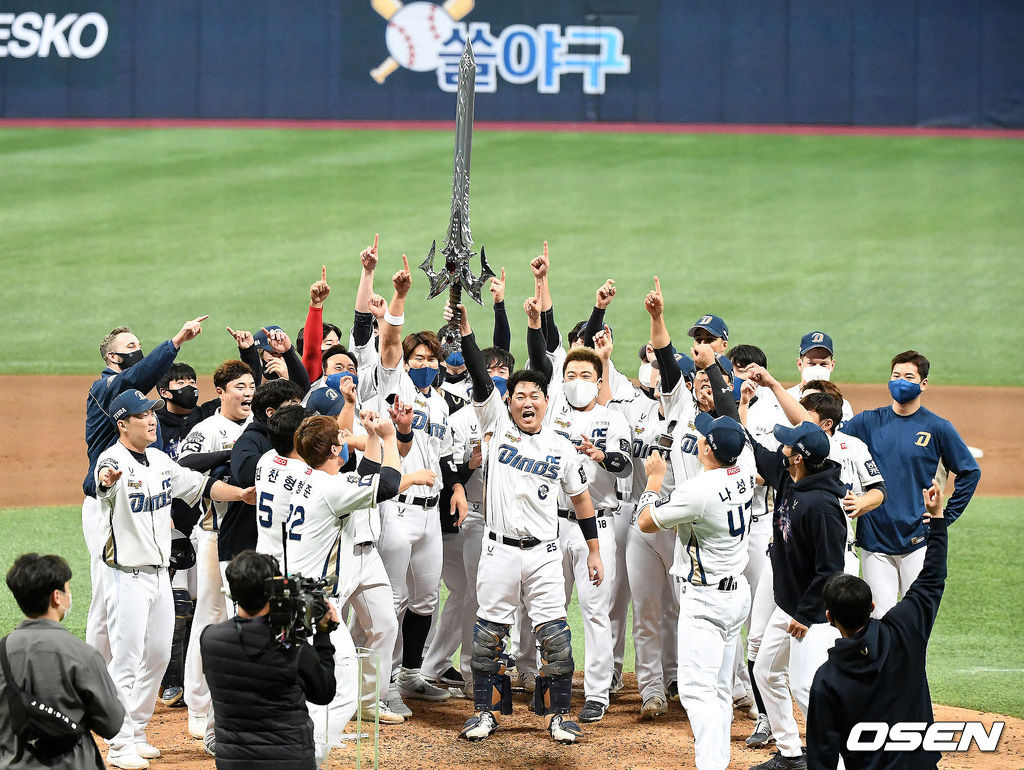 NC 선수들이 우승을 차지하며 ‘집행검’ 세리머니를 하고 있다. /jpnews@osen.co.kr