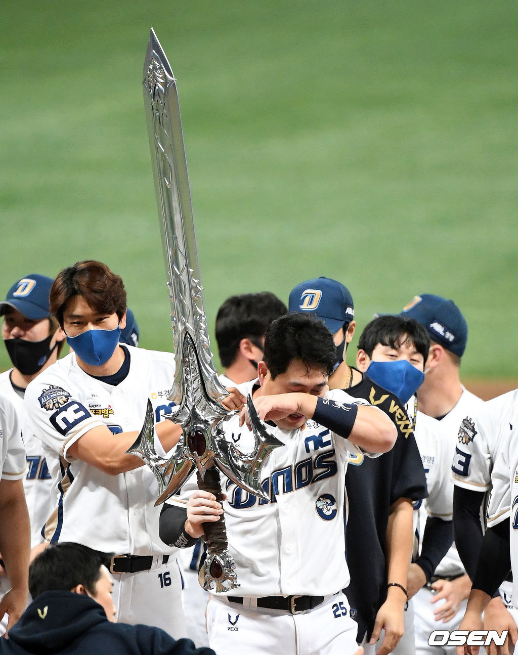 양의지가 ‘집행검’ 세리머니를 하며 눈물을 흘리고 있다. /jpnews@osen.co.kr