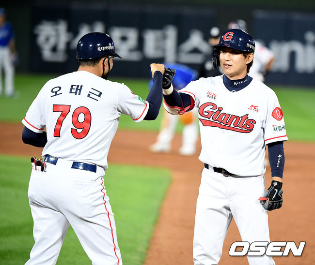 26일 부산 사직야구장에서 ‘2020 신한은행 SOL KBO리그’ 롯데 자이언츠와 삼성 라이온즈의 경기가 열렸다.8회말 1사 1,2루에서 롯데 김재유가 동점 타점 적시타를 날리고 오태근 코치와 기뻐하고 있다. /jpnews@osen.co.kr