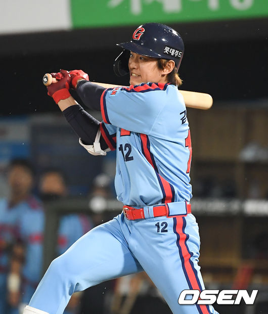 11일 오후 부산 사직구장에서 ‘2020 신한은행 SOL KBO리그’ 정규리그 롯데 자이언츠와 삼성 라이온즈과 경기가 진행됐다. 4회말 무사 1,2루 롯데 김재유가 안타를 날리고 있다. /  soul1014@osen.co.kr