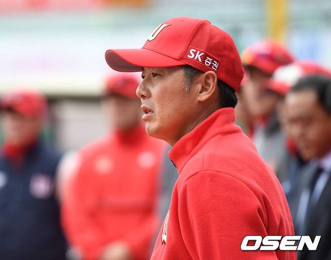 9일 오후 인천 SK행복드림구장에서 SK 와이번스 마무리훈련이 진행됐다.김원형 신임 감독이 선수단과 인사를 나누고 있다. /youngrae@osen.co.kr