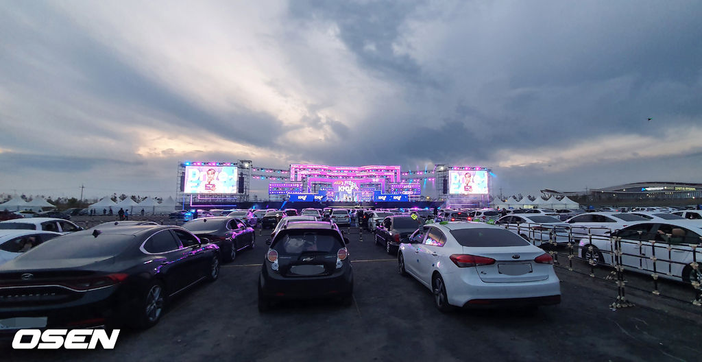                                                                                                                                     '2020 코리아뮤직 드라이브 인 페스티벌'(2020 Korea Music Drive-in Festival, KMDF)이 열렸다. 수많은 팬들이 주차된 차량 안에서 공연을 즐기고 있다./ rumi@osen.co.kr