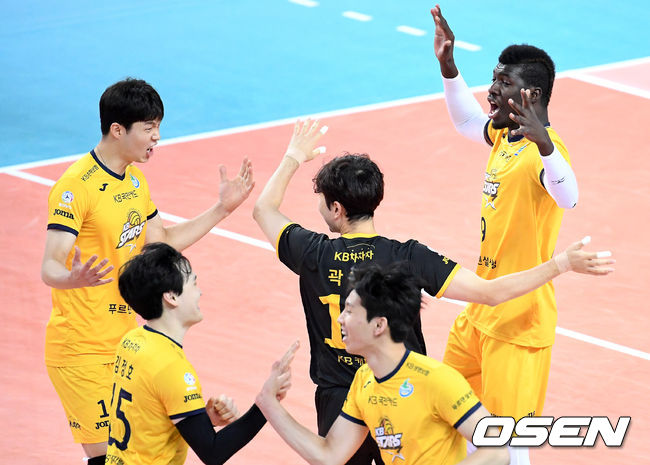 28일 오후 인천 계양체육관에서 ‘2020-2021 도드람 V-리그’ 대한항공과 KB손해보험의 경기가 열렸다.2세트 득점에 성공한 KB손해보험 선수들이 환호하고 있다. /sunday@osen.co.kr