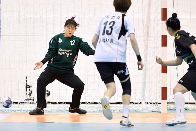 SK핸드볼코리아리그 여자부 개막전에서 리그 최초 2100세이브를 달성한 삼척시청 박미라 [사진] 대한핸드볼협회 제공