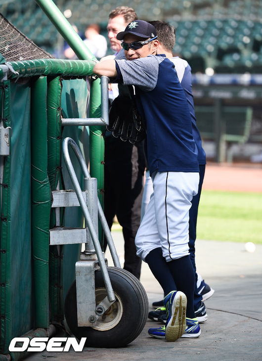 경기에 앞서 시애틀 인스트럭터 이치로가 선수들의 훈련을 지켜보고 있다. / soul1014@osen.co.kr