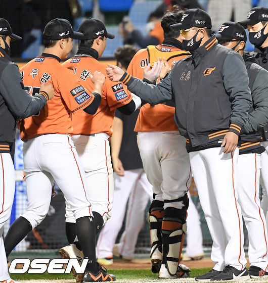 경기를 마치고 한화 정우람이 최원호 감독대행과 하이파이브를 하고 있다./rumi@osen.co.kr