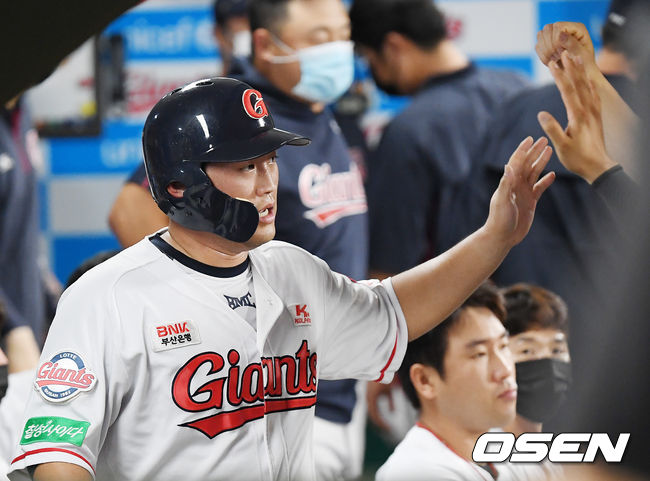 2회말 무사 주자 2루 롯데 김준태의 중견수 앞 1타점 적시타때 허일이 홈으로 몸을 날려 세이프 된 후 덕아웃에서 동료들과 하이파이브를 하고 있다. /rumi@osen.co.kr