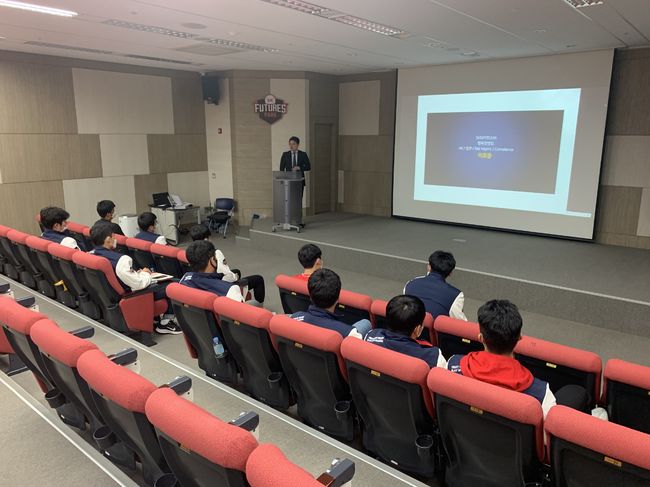 SK 와이번스가 28일 SK퓨처스파크에서 ‘2021년 신인선수 오리엔테이션’을 실시했다. ⓒ SK 와이번스