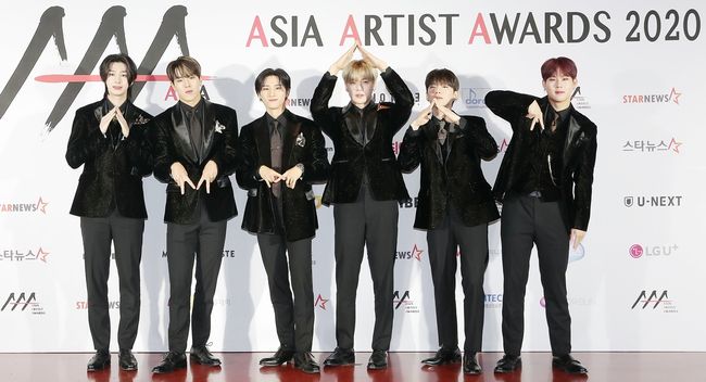 그룹 몬스타엑스가 28일 마이뮤직테이스트로 중계된 2020 Asia Artist Awards(2020 아시아 아티스트 어워즈, 2020 AAA) 레드카펫 행사에서 포즈를 취하고 있다.<br /><br />이날 몬스타엑스는 'AAA 올해의 스테이지' 대상을 수상했다.<br /><br />스타뉴스가 주최하고 AAA 조직위원회가 주관하는 AAA는 어디에서도 보지 못했던 새로운 무대를 선보이며 전 세계 팬들의 눈과 귀를 사로잡아 명실상부 NO.1 글로벌 시상식으로 거듭났다.<br />