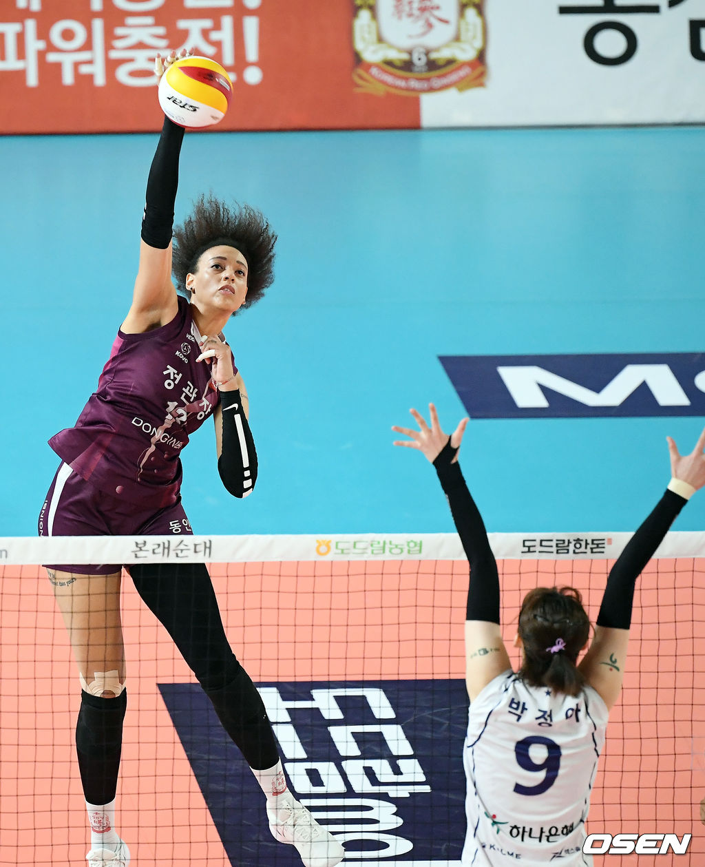 인삼공사 디우프가 강타를 날리고 있다./ rumi@osen.co.kr